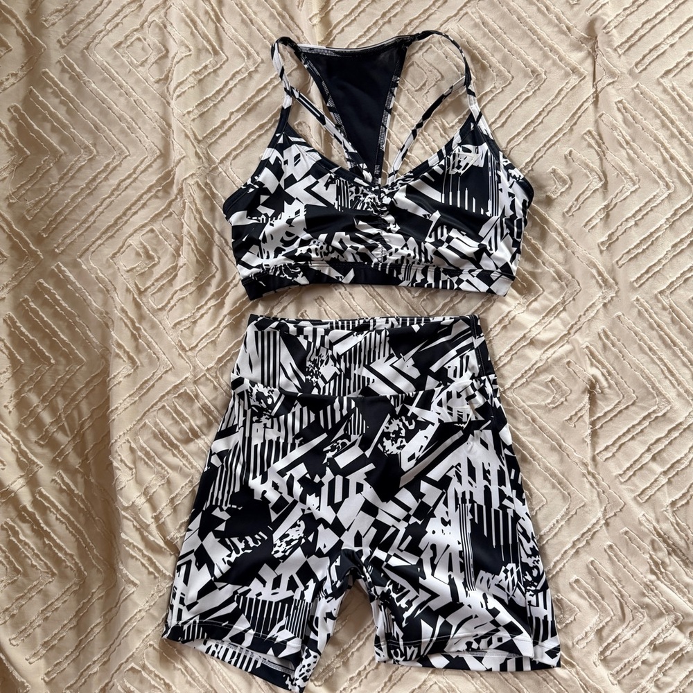 Rare Gymshark Training scrunch bum set